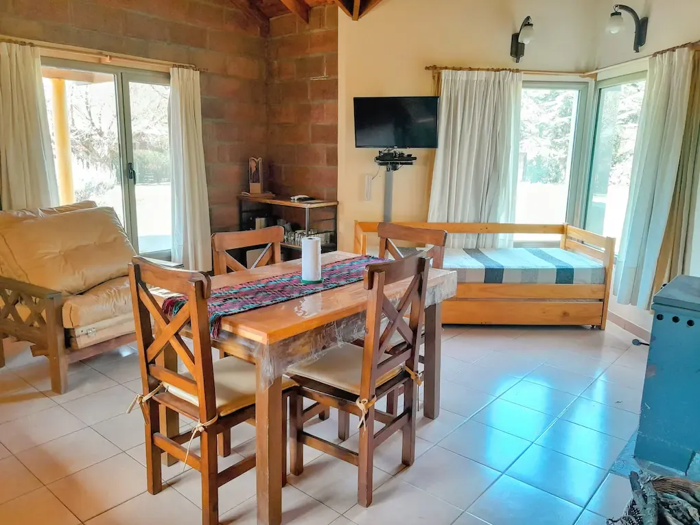 Imagen de Comedor con estufa a leña y cama carro